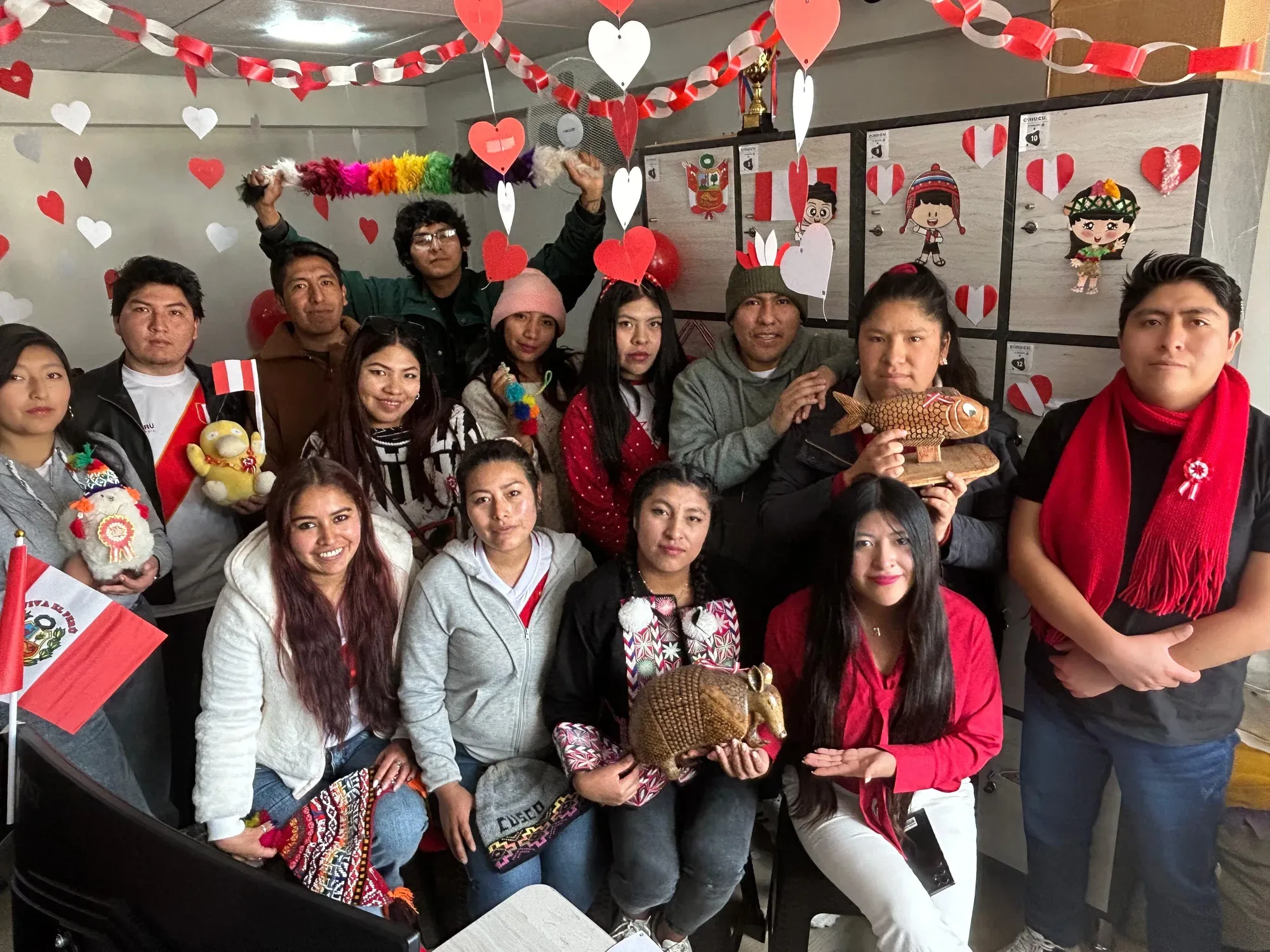 Colaboradores de Contacta durante una celebración cultural peruana