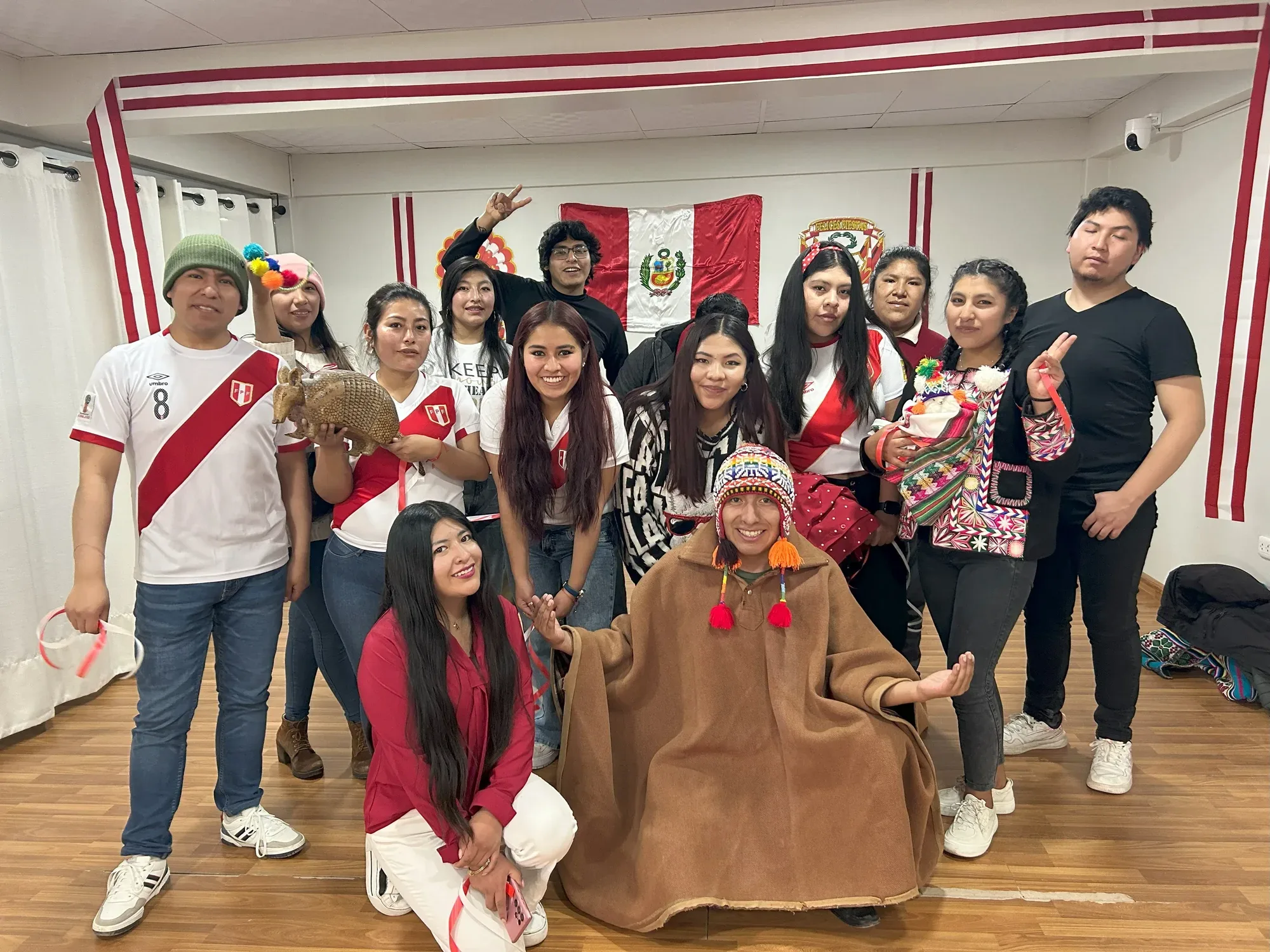 Colaboradores de Contacta representando tradiciones peruanas